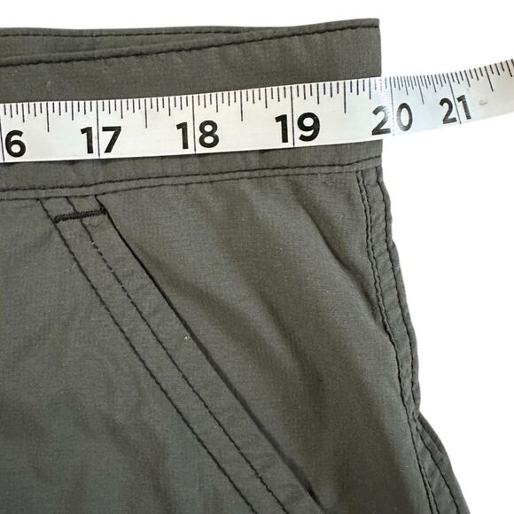 Columbia Men's Omni Shade Gray Cargo Shorts. Size 40 Waist, 11 Length - Picture 5 of 6